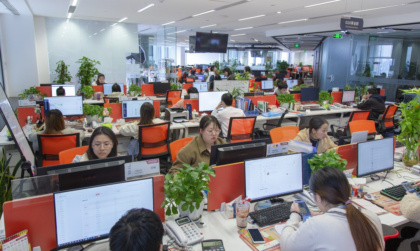 办公区俯瞰视角，整层办公空间