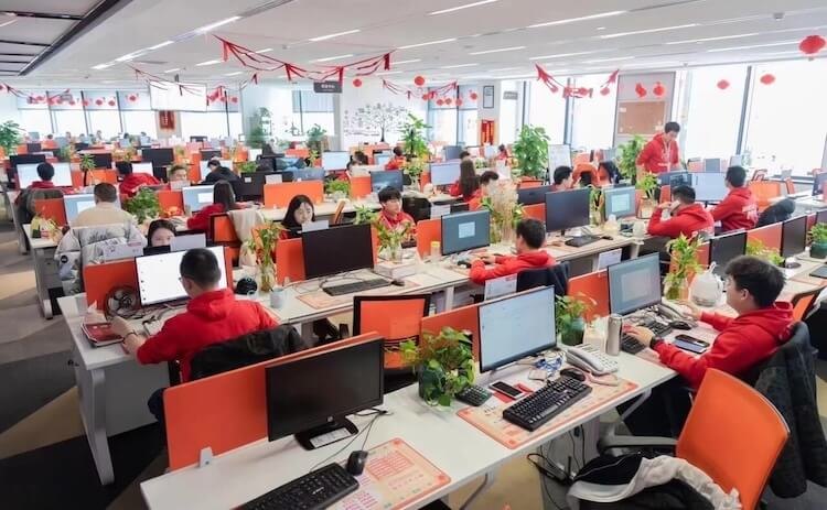团队协作办公区域，开放讨论空间
