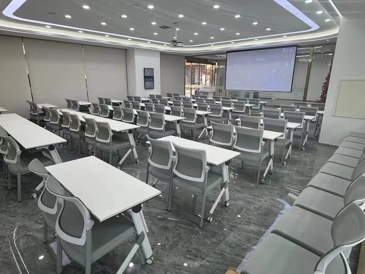 培训室桌椅布置，灵活组合空间