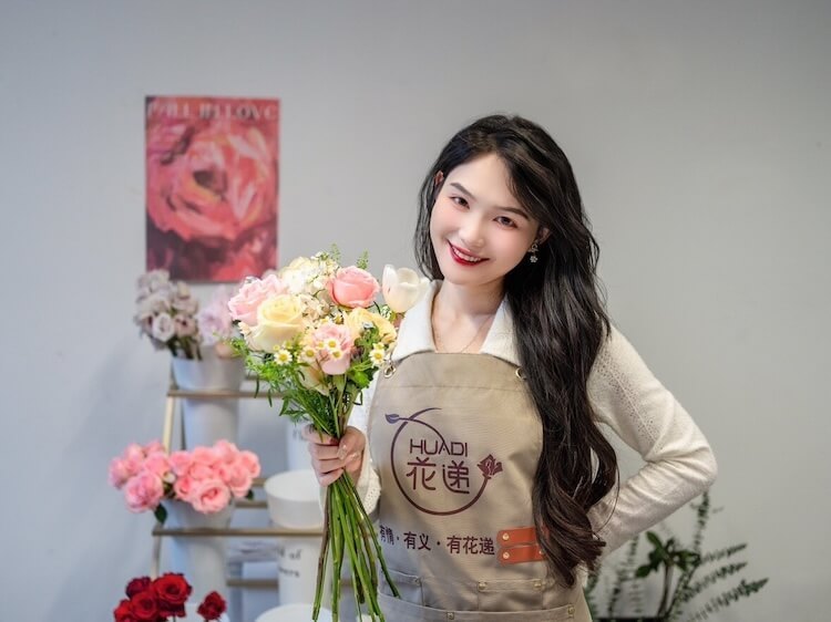 公司花房全景，各类鲜花陈列展示