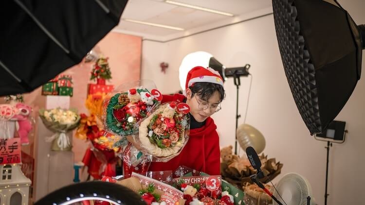 直播间主播台与背景布置